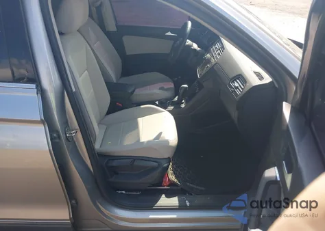 2020 Volkswagen Tiguan 2.0T Se/2.0T Se R-Line Black/2.0T Sel z USA, uszkodzony, nr VIN 3VV2B7AX8LM037131